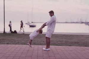 un anziano uomo nel casuale Abiti con il suo figlia spende tempo insieme nel il parco su vacanza. famiglia volta. selettivo messa a fuoco foto