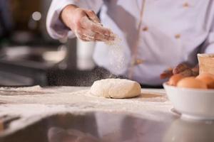 capocuoco mani preparazione Impasto per Pizza foto