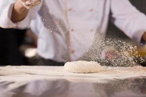 capocuoco mani preparazione Impasto per Pizza foto