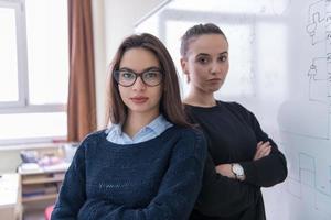ritratto di Due giovane femmina studenti foto