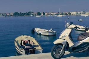 un' fotografia di un' nave e un' lusso yacht ancorato nel porta. bellissimo foto di un' mediterraneo porta