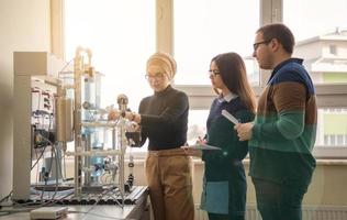 giovane studenti fare pratica nel il elettronico aula foto