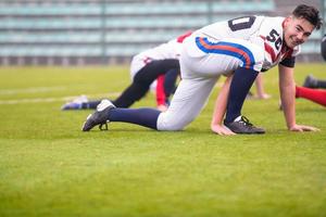 americano calcio Giocatori allungamento e riscaldamento su foto