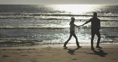 romantico coppia rilassante su il spiaggia foto