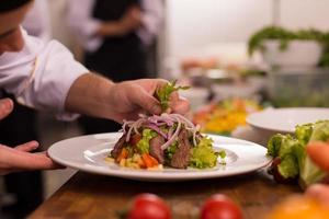 cucinare capocuoco decorazione guarnire preparato pasto foto