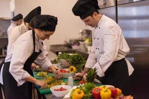 squadra cuochi e chef preparazione pasto foto