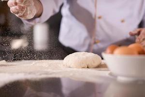 capocuoco mani preparazione Impasto per Pizza foto