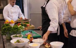 squadra cuochi e chef preparazione pasto foto