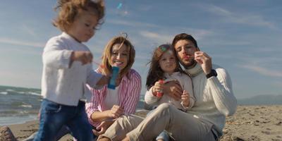 giovane famiglia godendo vecazione durante autunno foto