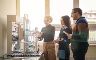 giovane studenti fare pratica nel il elettronico aula foto