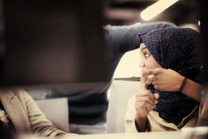 nero musulmano femmina Software sviluppatore a opera foto