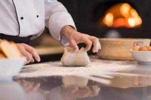 capocuoco mani preparazione Impasto per Pizza foto