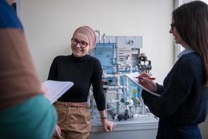 giovane studenti fare pratica nel il elettronico aula foto