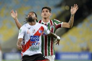 rio, brasile - aprile 11, 2018 - Harold reina e ayrton lucas giocatore nel incontro fra fluminese e nacional potossi di il sulamerica campionato nel maracana stadio foto