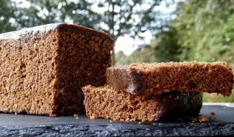 primo piano di una pagnotta di torta foto