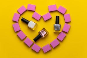 chiodo manicure appassionati e vernici di rosa colore nel il modulo di cuore foto