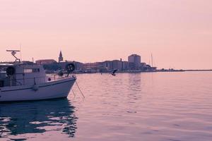un' fotografia di un' nave e un' lusso yacht ancorato nel porta. bellissimo foto di un' mediterraneo porta