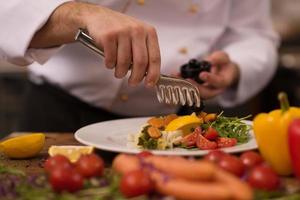 capocuoco servendo verdura insalata foto