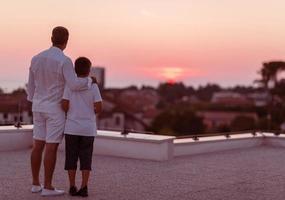 famiglia godendo all'aperto foto