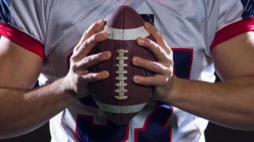 ritratto di fiducioso americano calcio giocatore foto