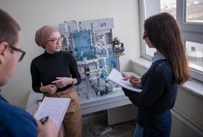 giovane studenti fare pratica nel il elettronico aula foto