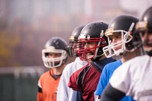 ritratto di giovane americano calcio squadra foto