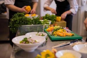 squadra cuochi e chef preparazione pasto foto