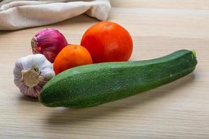 zuchini su di legno sfondo foto