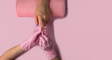 manicure processi su rosa sfondo, superiore vista.manicure nel bellezza salone.manicure concetto, banner foto