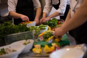 squadra cuochi e chef preparazione pasto foto