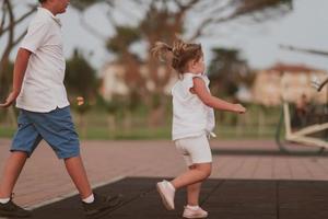 un anziano uomo nel casuale Abiti con il suo figlia spende tempo insieme nel il parco su vacanza. famiglia volta. selettivo messa a fuoco foto