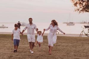 anziano coppia nel casuale Abiti con loro figli, ragazzo e ragazza godere il spiaggia la spesa un' vacanza insieme. famiglia tempo . selettivo messa a fuoco foto