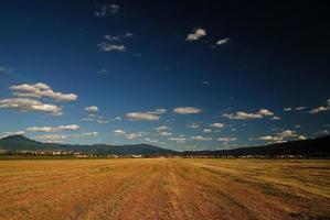 soleggiato giorno e drammatico cielo... foto