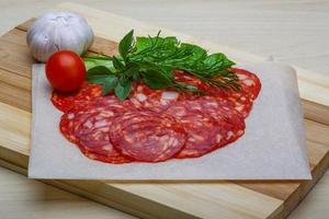 chorizo salsiccia su di legno tavola e di legno sfondo foto