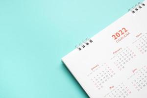 2022 calendario pagina su blu sfondo attività commerciale pianificazione appuntamento incontro concetto foto