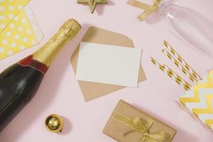 piatto posare elegante impostato Champagne, regalo, Natale palle e d'oro vacanza decorazione. piatto posizione, superiore Visualizza. foto