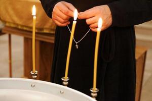 ortodosso Chiesa. cristianesimo. sacerdote mani Tenere attraversare nel tradizionale ortodosso Chiesa sfondo su nozze giorno, Pasqua vigilia o Natale celebrazione. religione fede pregare simbolo foto