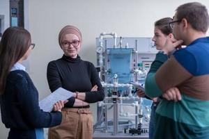 giovane studenti fare pratica nel il elettronico aula foto