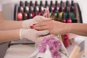 donna mani ricevente un' manicure foto