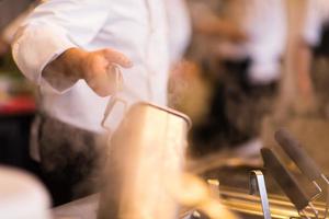 capocuoco preparazione cibo, frittura nel in profondità friggitrice foto