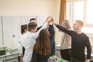 studenti festeggiare con successo finito progetto foto