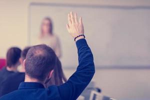 studenti fare pratica nel il elettronico aula foto