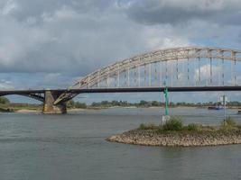 il città di nijmegen a il fiume Waal nel il Olanda foto