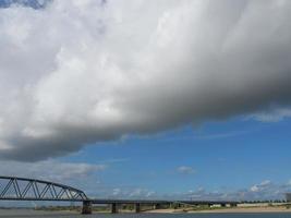 il città di nijmegen a il fiume Waal nel il Olanda foto