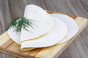 tortillas su di legno tavola e di legno sfondo foto