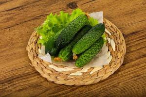 verde cetrioli su di legno tavola e di legno sfondo foto