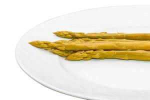 asparagi su bianco foto