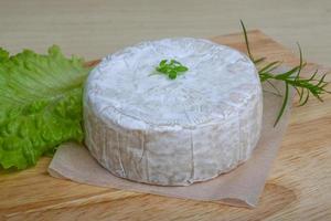 Camembert formaggio su di legno tavola e di legno sfondo foto