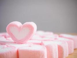 marshmallow a forma di cuore rosa per lo sfondo di San Valentino foto