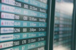 aeroporto Partenze orario mostrando delta e alaska le compagnie aeree voli su tempo e imbarco foto